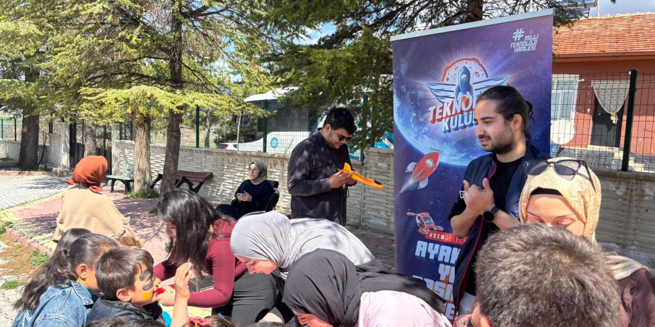 Konya’da üniversiteli gençler, çocukları bilim, sanat ve teknolojiyle buluşturdu