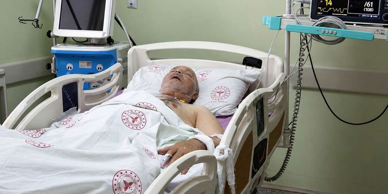 Yaşlı adam camiye giderken düştü, "et yiyen bakteri" canından ediyordu