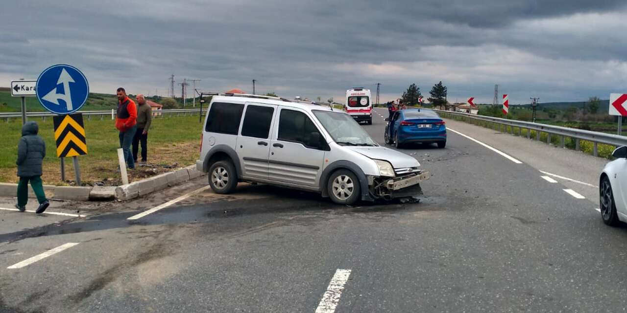Otomobille hafif ticari araç çarpıştı! Kaymakam yaralandı