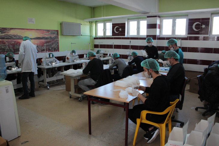 Konya'da sokağa çıkma yasağında maske üretimine devam edildi