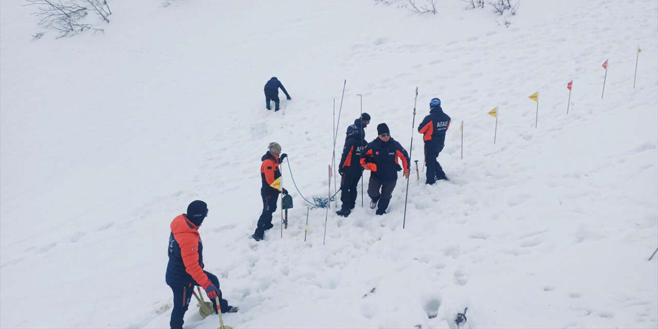 Çığ altında kalan çoban ekipler yeniden seferber oldu