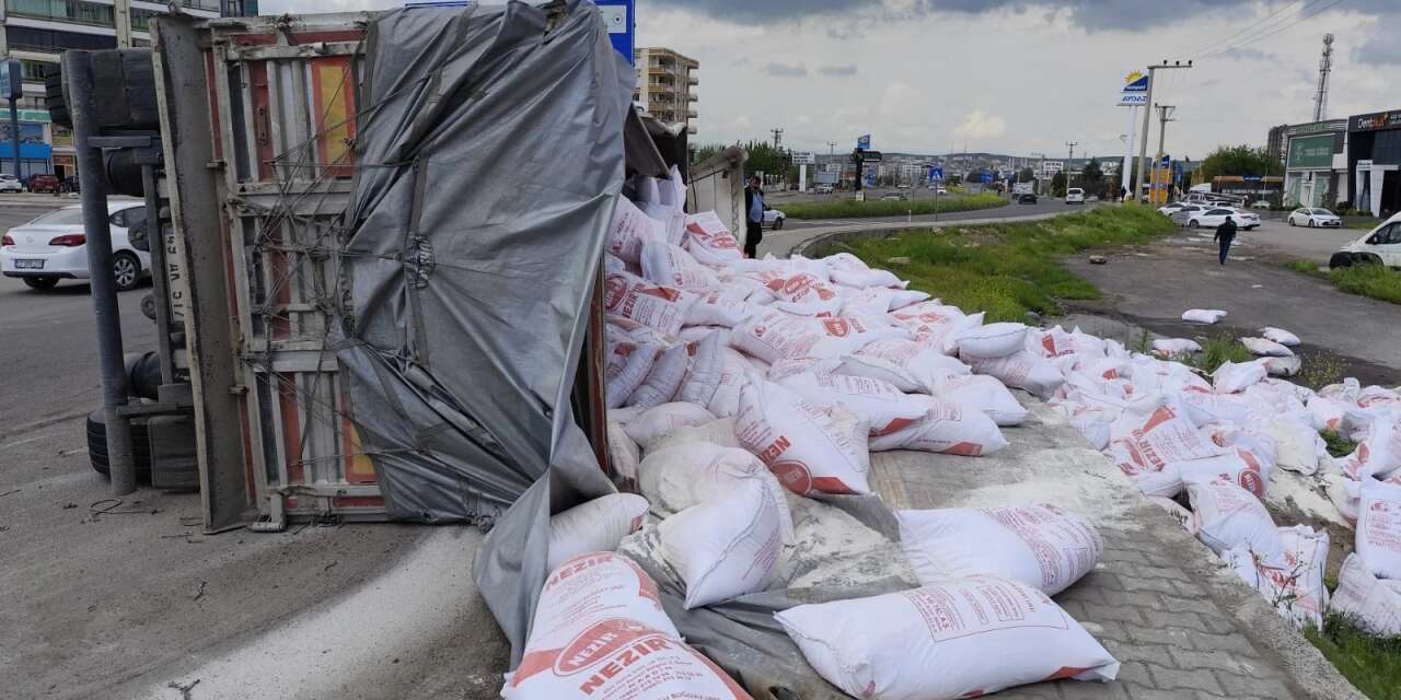 Un yüklü TIR devrildi, yaya çuvalların altında kaldı