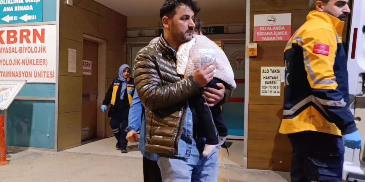 Merdivenlerden düşen bebeğin kafatası kırıldı