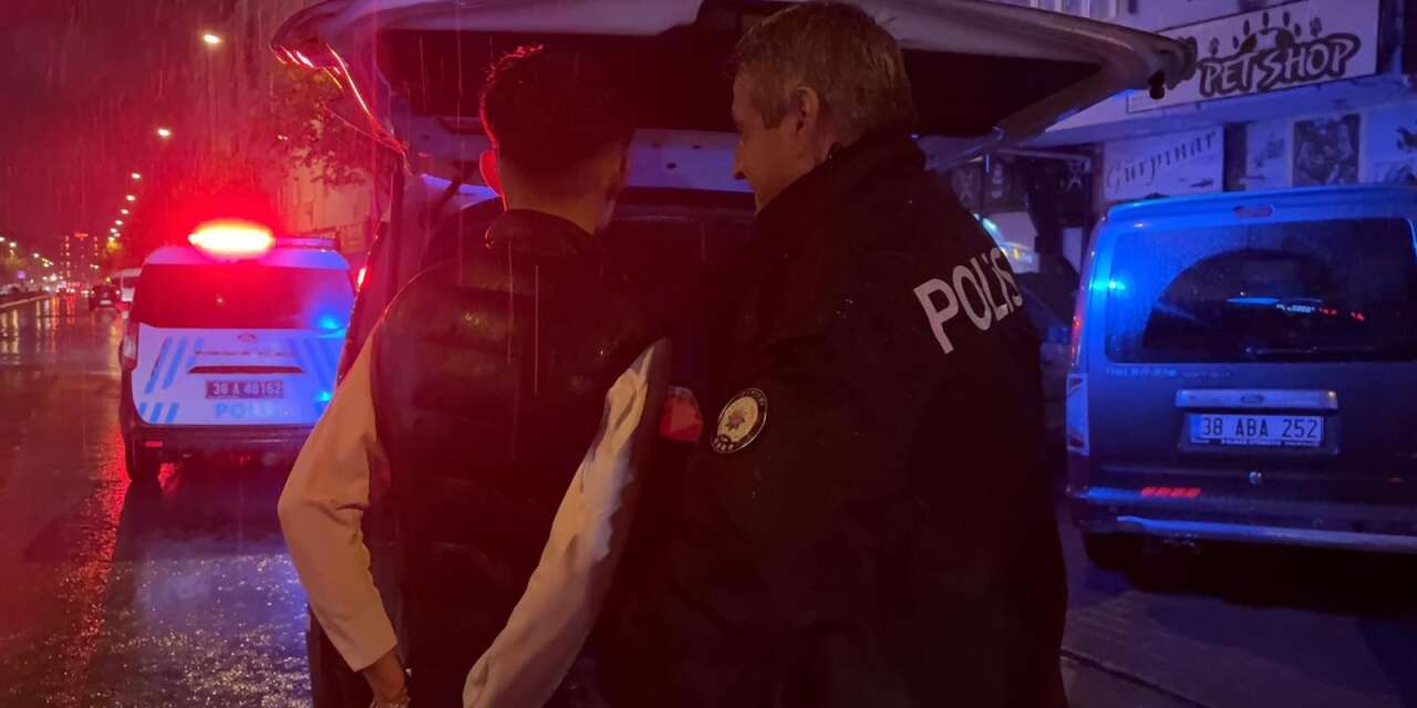 Sokakta pompalı tüfekle dolaşan çocuk paniğe neden oldu