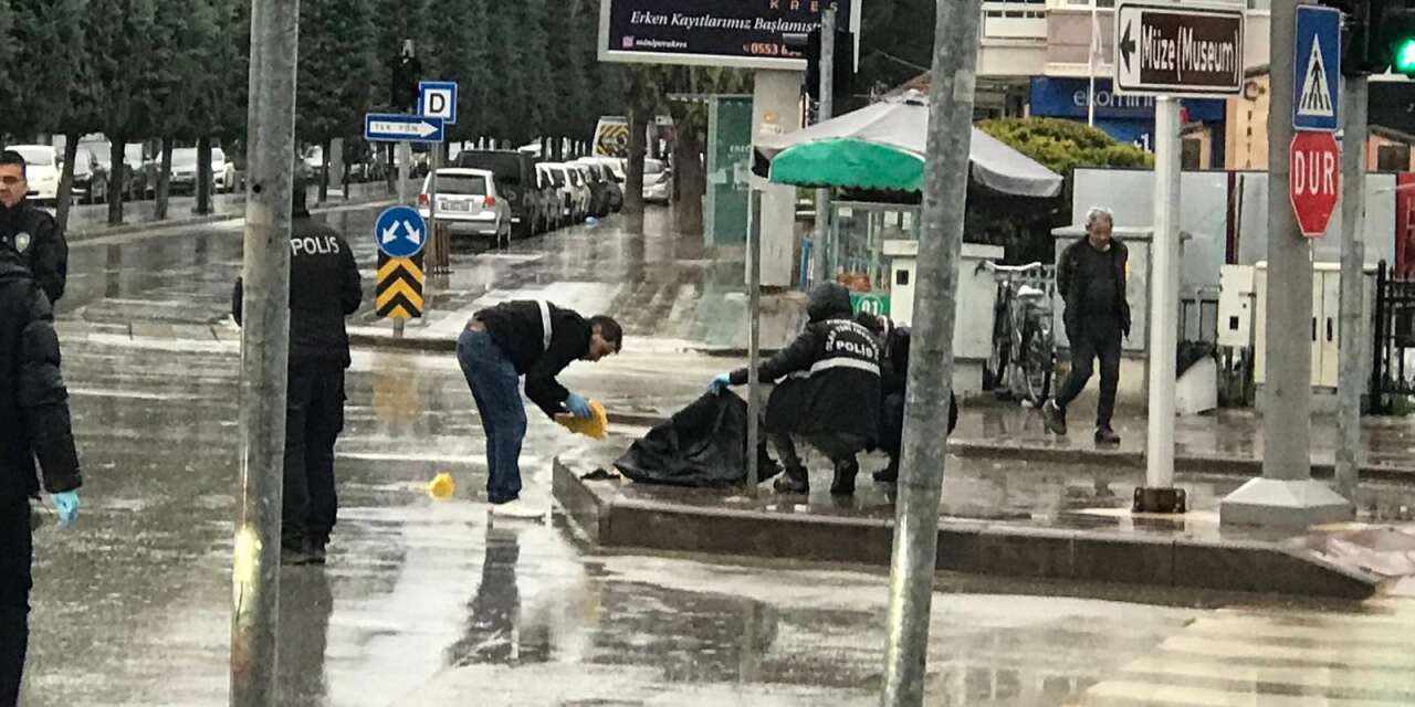 Konya’da kuyumcu soygunu! Kaza yapan şüpheliler çaldıklarını bırakıp kaçtı