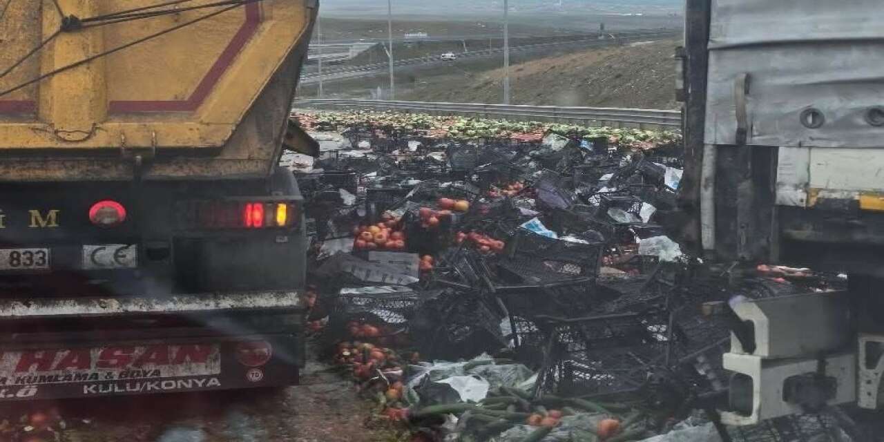 Konya’da TIR kazası! Meyve sebzeler yola saçıldı