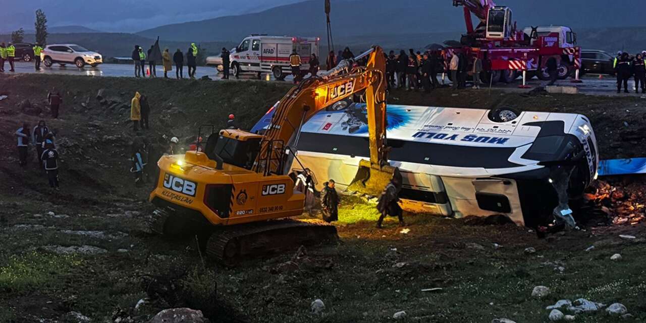 Yolcu otobüsü şarampole devrildi! Ölü ve yaralılar var