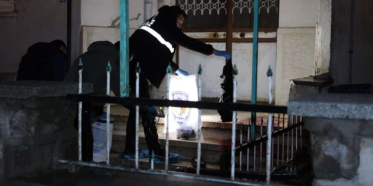 Baba ile oğlu birbirini bıçakladı