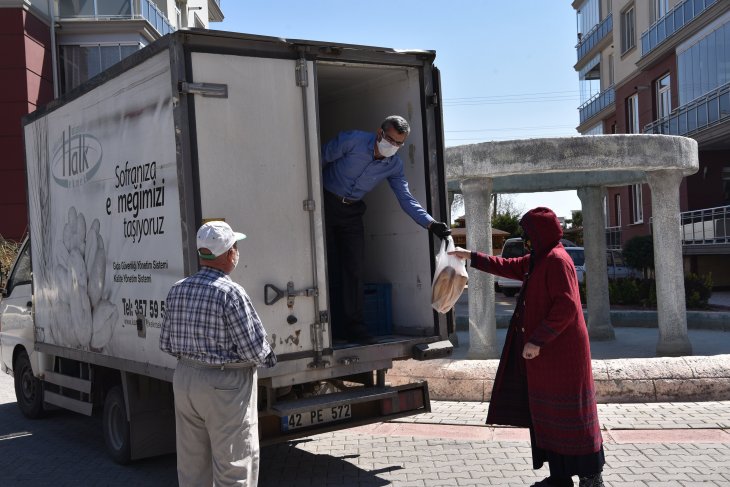 Karatay Belediyesi ekmeği vatandaşın evlerine ulaştırıyor