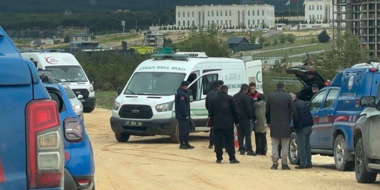 Ormanlık alandaki lüks aracın içinden ceset çıktı