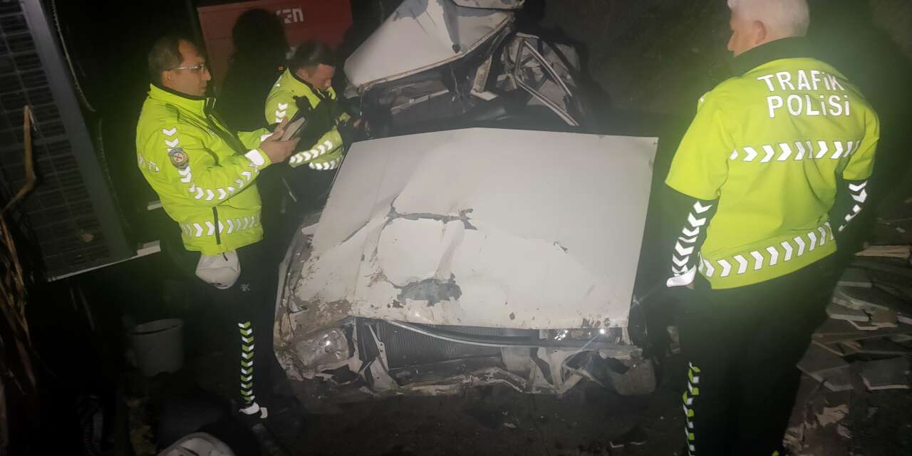 Freni boşalan otomobil uçuruma yuvarlandı! 2 kişi atlayarak kurtuldu
