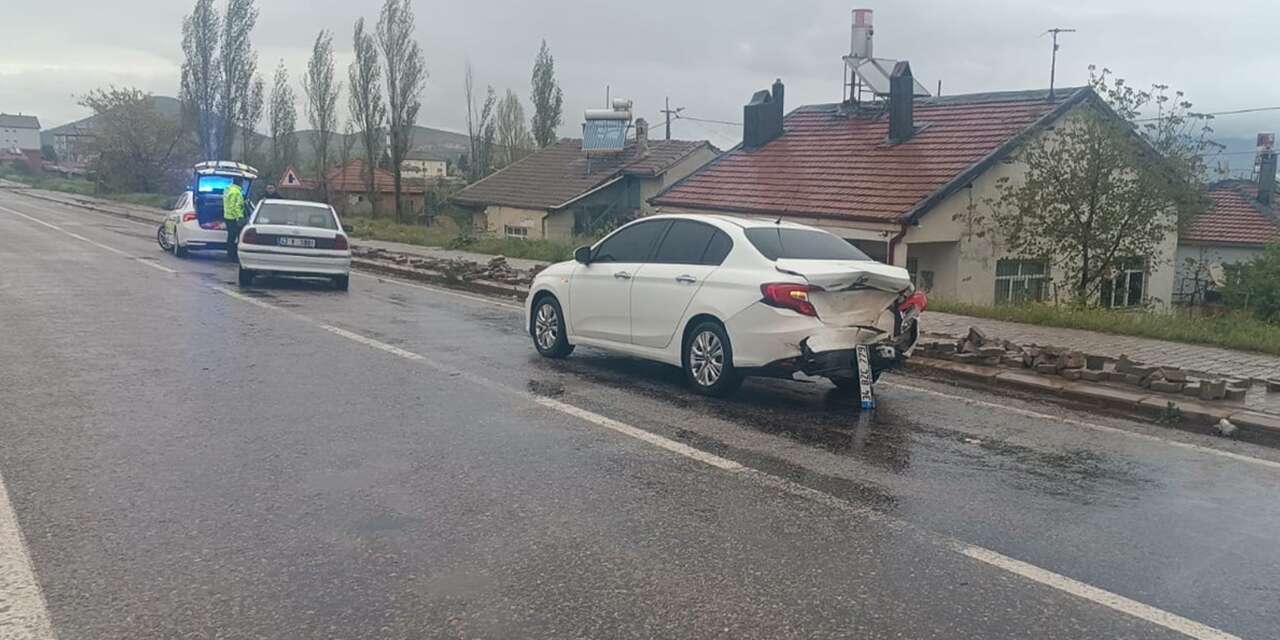 Konya’da iki otomobil çarpıştı, 3 kişi yaralandı