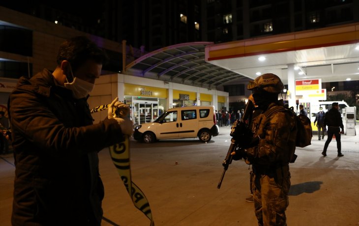 Beyoğlu'nda polise silahlı saldırı: 2 polis yaralandı, saldırgan hayatını kaybetti