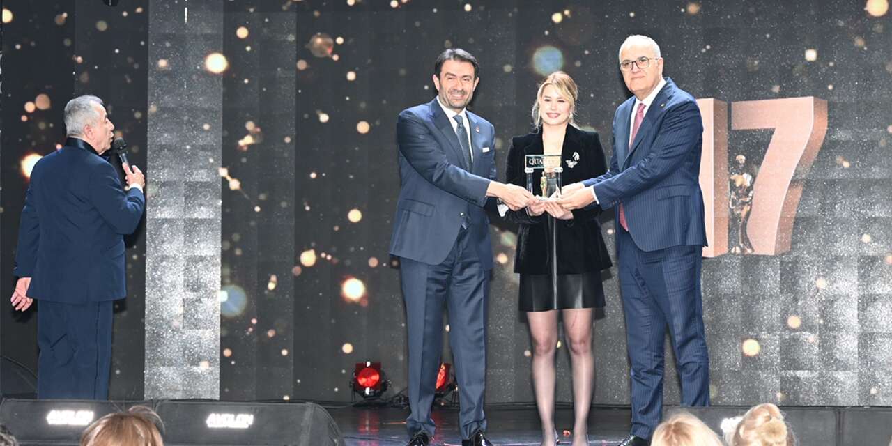 Tarihe geçen milli yüzücü Defne Kurt yılın sporcusu seçildi