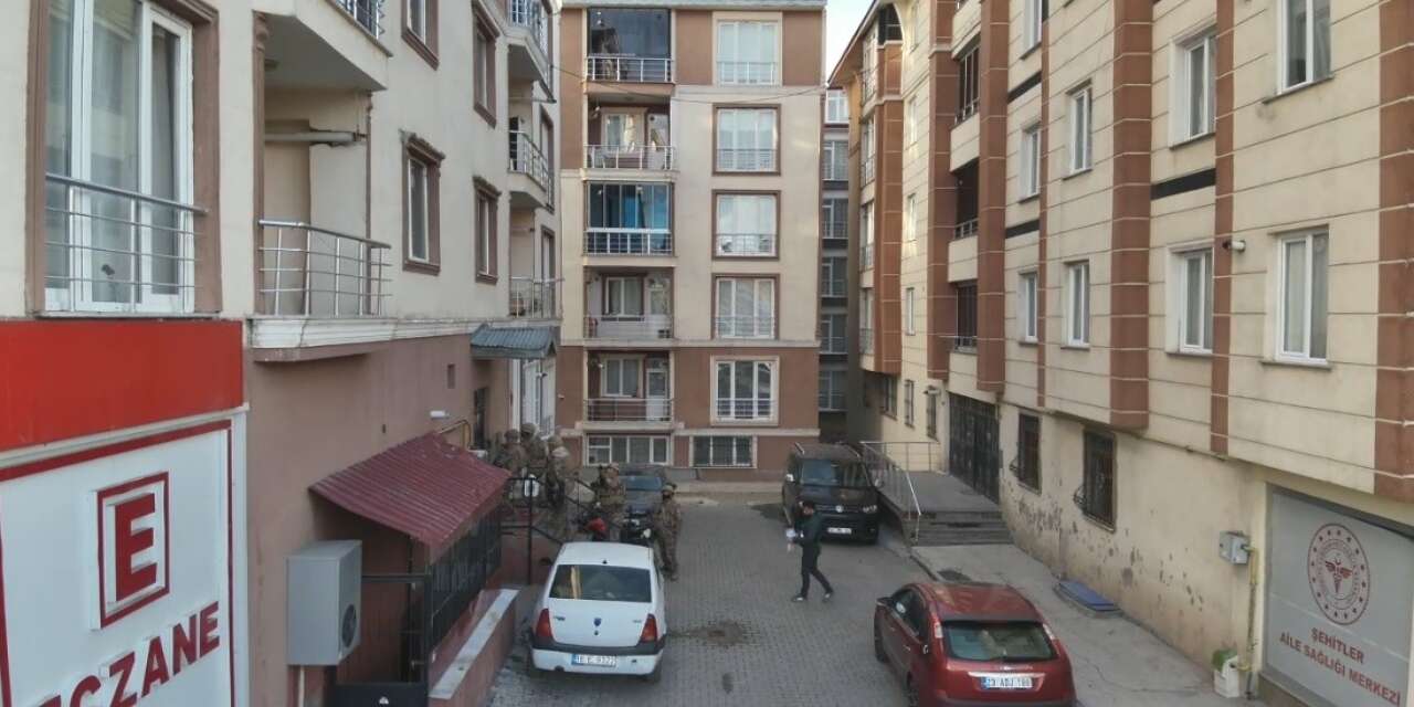 Rüşvet ve kaçakçılık operasyonunda biri aktif polis 7 kişi tutuklandı