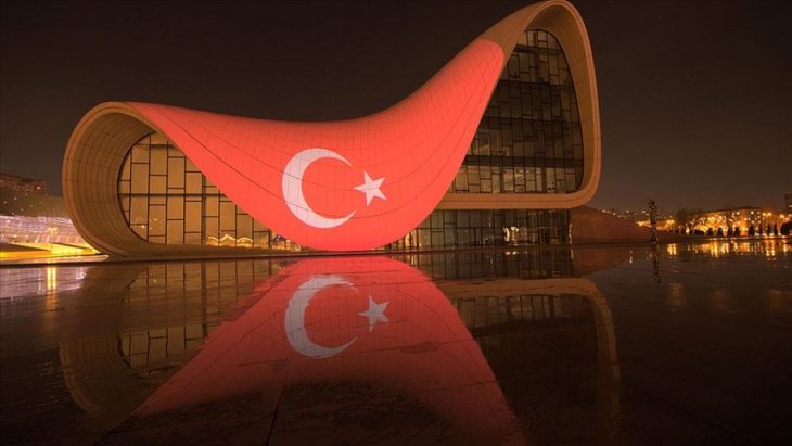 Bakü'deki Haydar Aliyev Merkezinin dış cephesine Türk bayrağı yansıtıldı