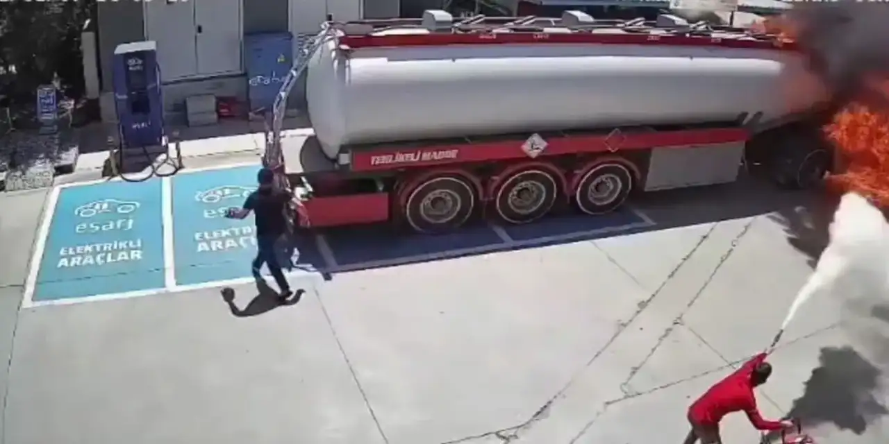 Akaryakıt istasyonundaki tanker alev aldı! Korku dolu anlar kamerada