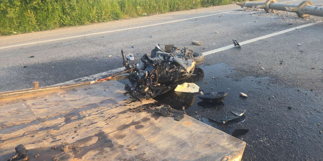 Otomobilin devirdiği direğe motosiklet çarptı! 1’i ağır 4 yaralı
