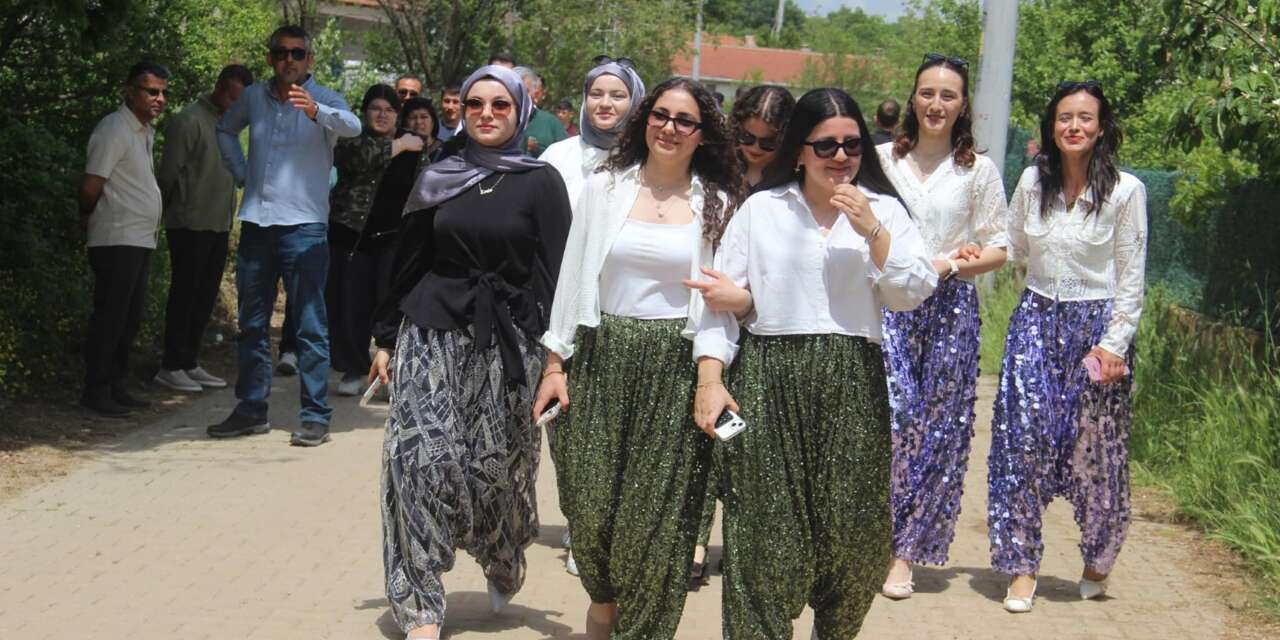 İlginç gelenek! Eş arayan gençler bu sokağa koşuyor