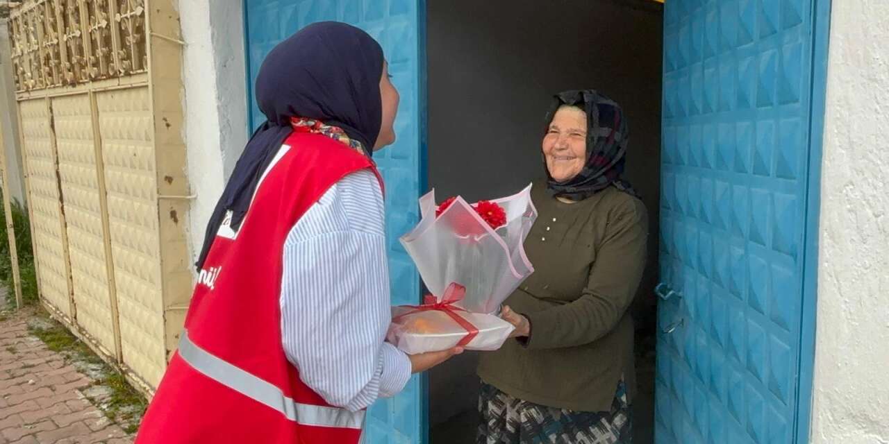 Konya’da Kızılay gönüllüleri, yalnız yaşayan anneleri unutmadı