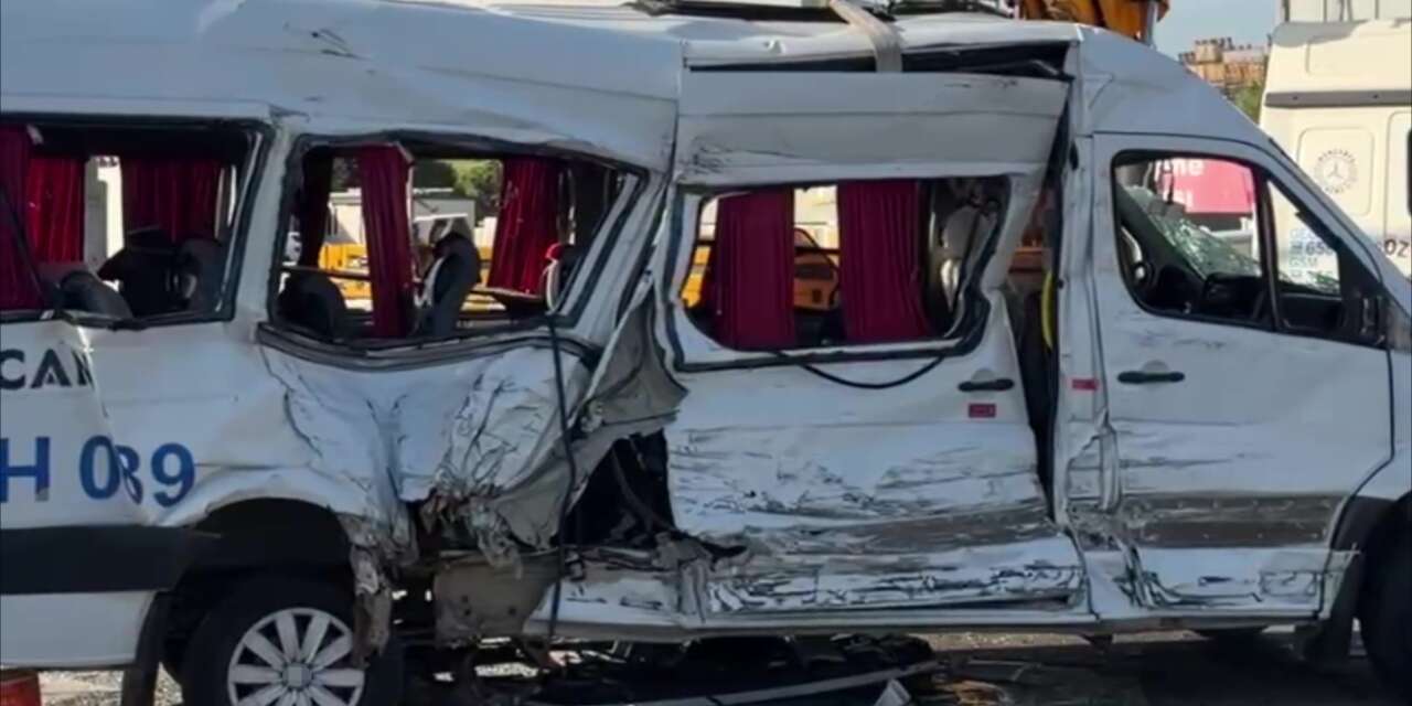 İşçi servisi ile TIR çarpıştı! 1 ölü, 7 yaralı