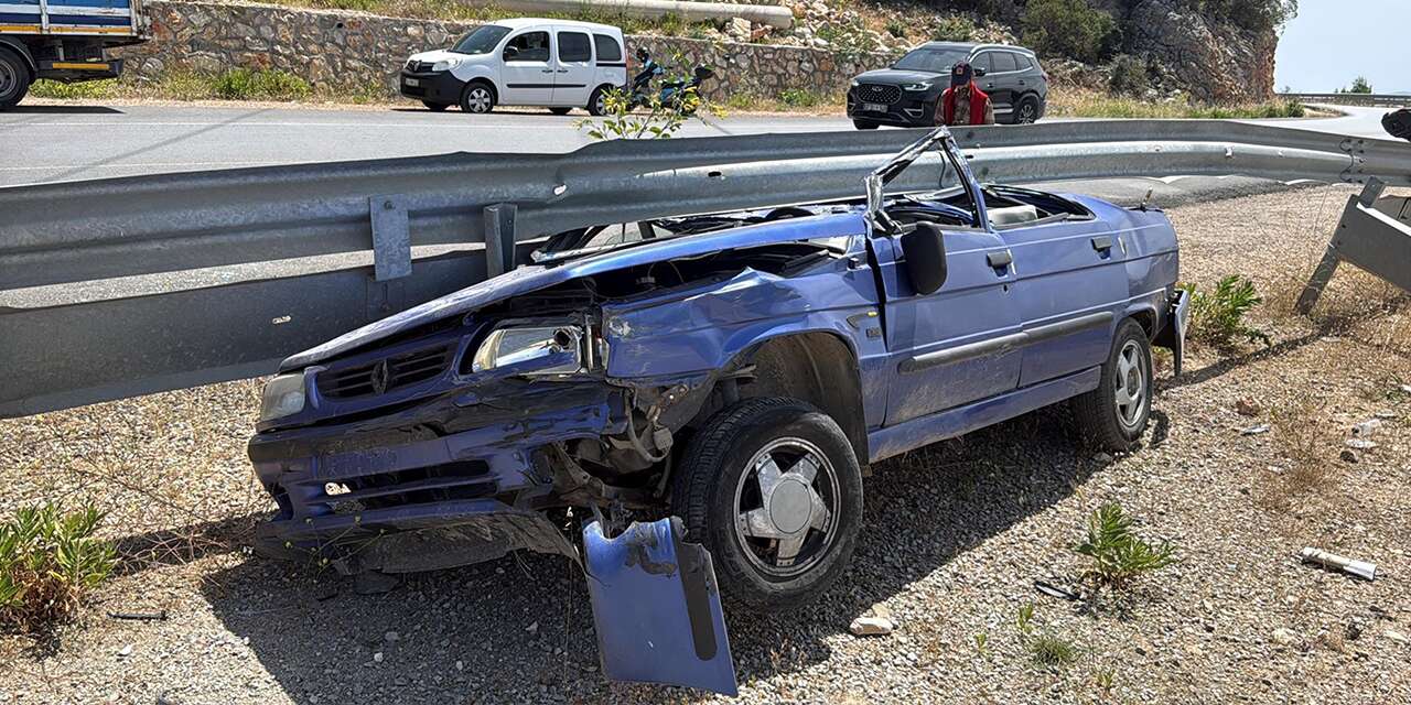 Bariyere giren araç bu hale geldi, sürücü sağ kurtuldu