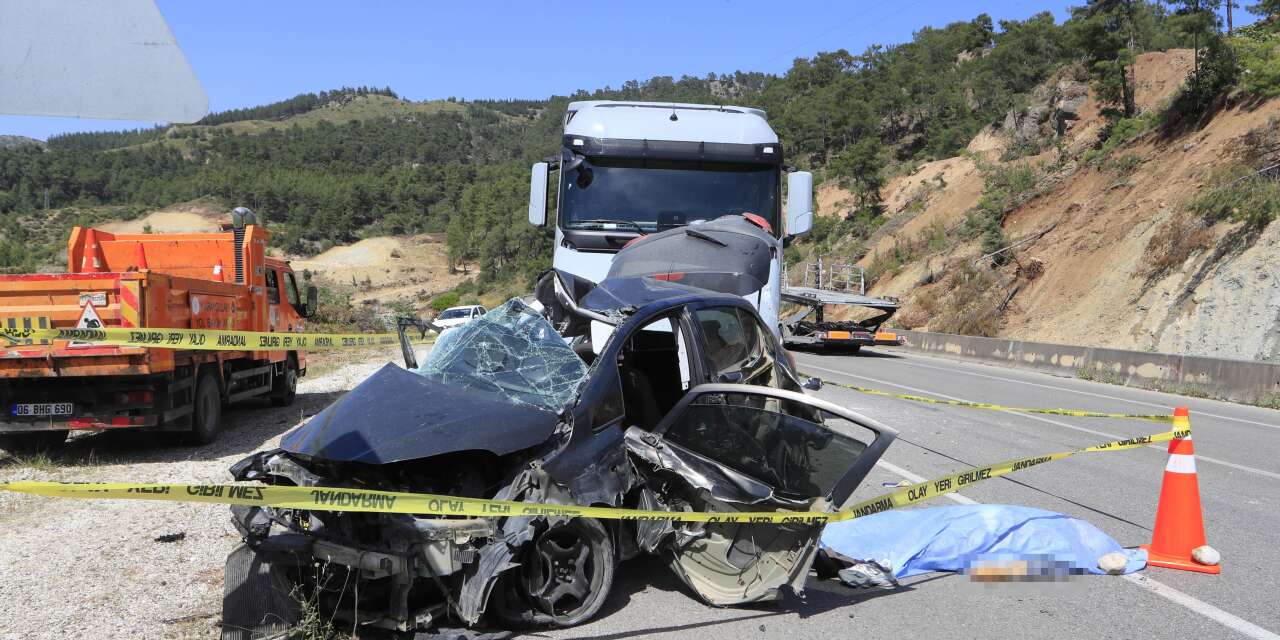 TIR'la kafa kafaya çarpışan otomobildeki karı-koca öldü