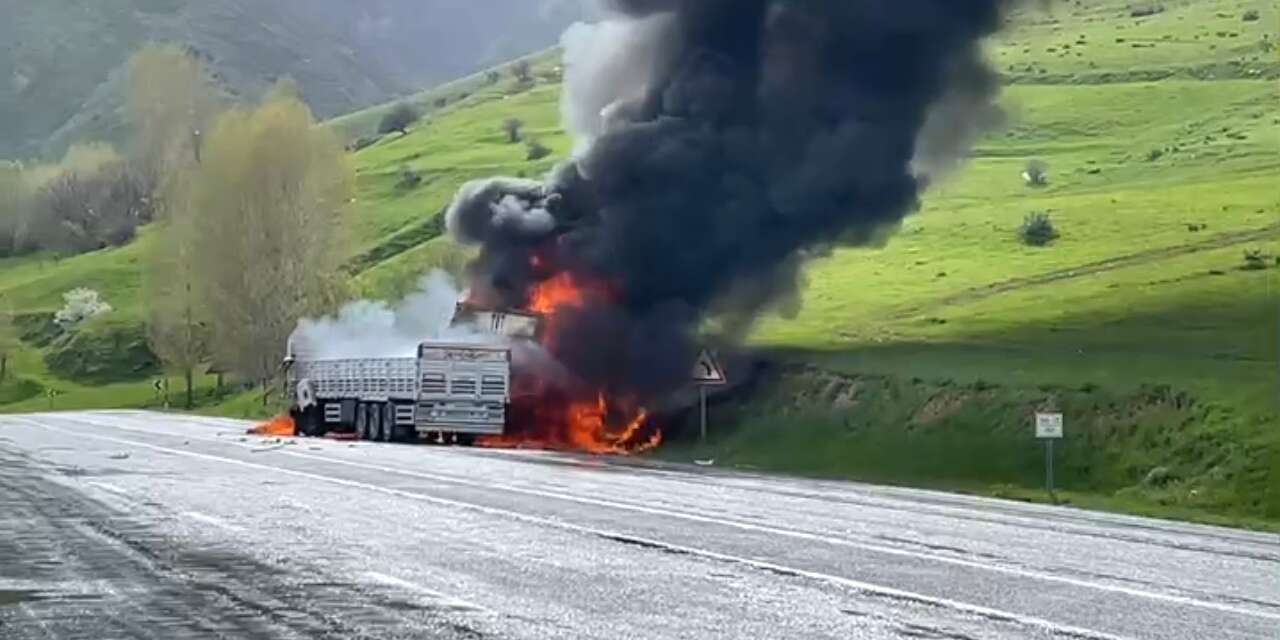 Kafa kafaya çarpışan TIR’lar alev aldı! İki sürücü de öldü