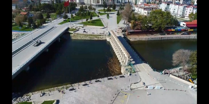 Sokağa çıkma yasağı nedeniyle sessizliğe bürünen Beyşehir havadan görüntülendi