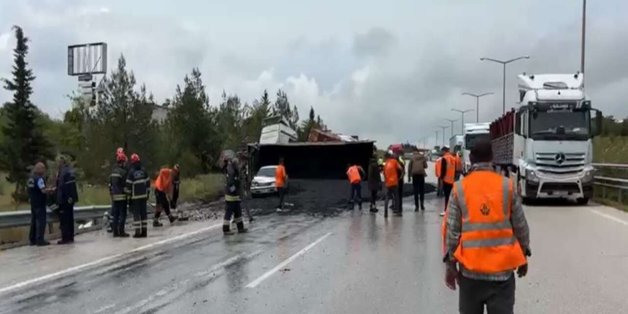 Yağış zincirleme kazaya neden oldu! 3 TIR ve otomobil çarpıştı