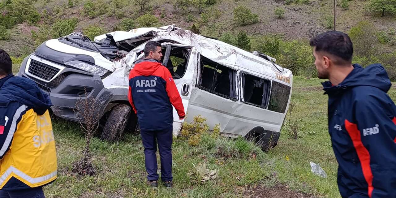 Öğrenci servisi devrildi! 3 ölü, 7 yaralı var