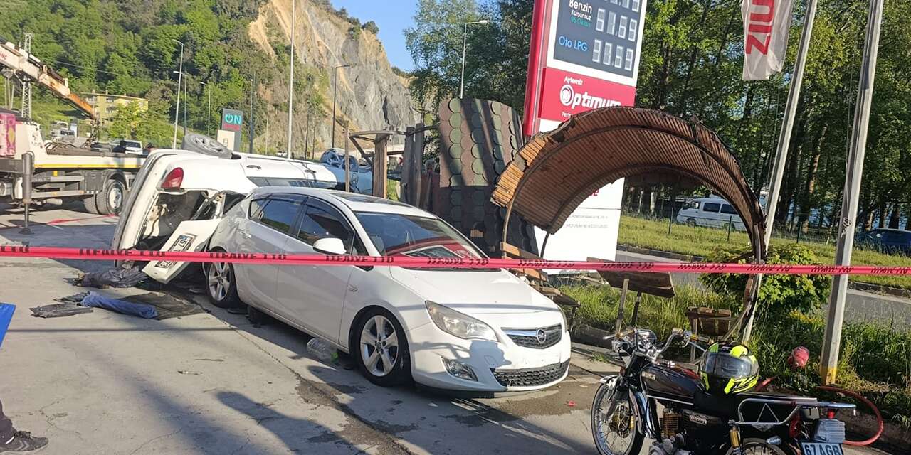 Takla atan otomobil bankta oturanların arasına daldı! 6 yaralı