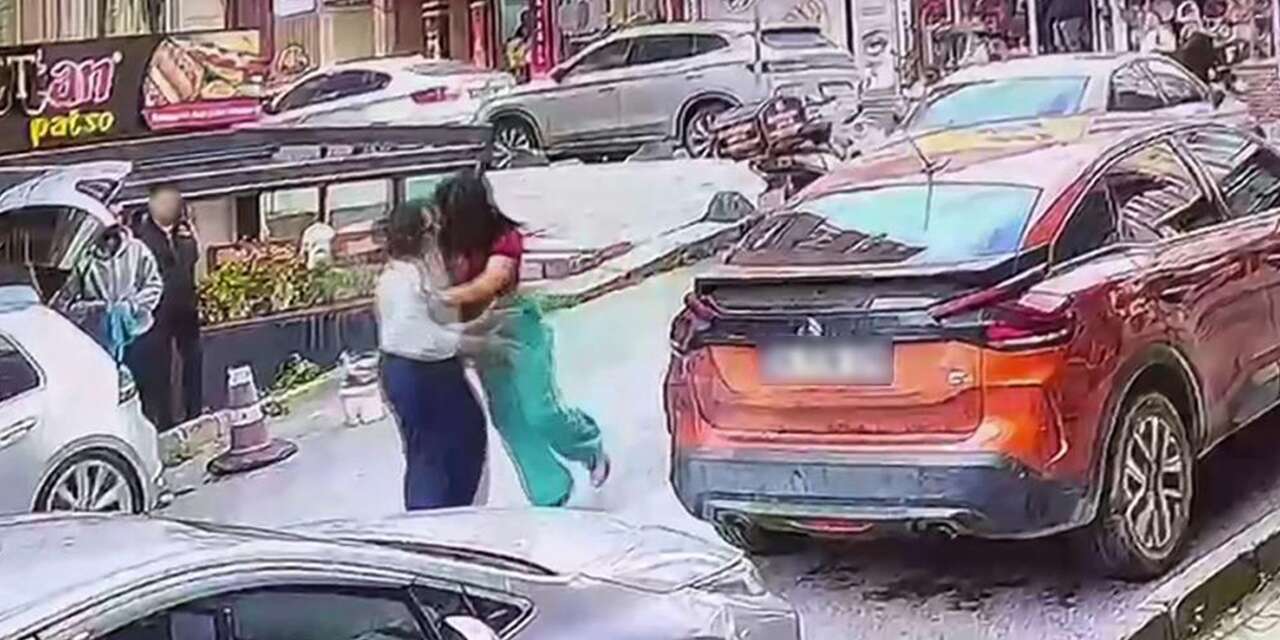 Sosyal medya fenomeni trafikte tartıştığı kadına kafa attı