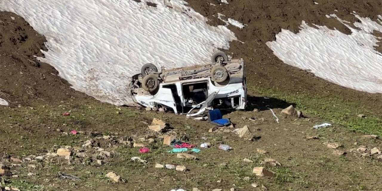 Pancar işçilerini taşıyan minibüs uçuruma yuvarlandı! 1 ölü, 7 yaralı var