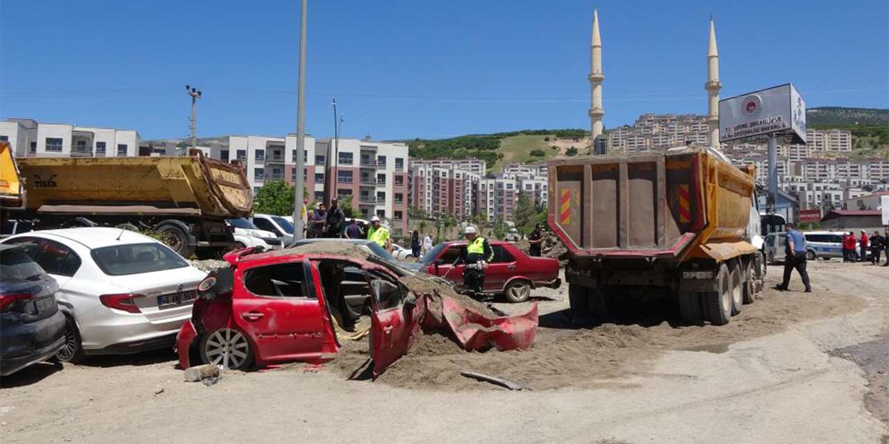 Freni boşalan kamyon 7 araca çarptı: Ortalık savaş alanına döndü