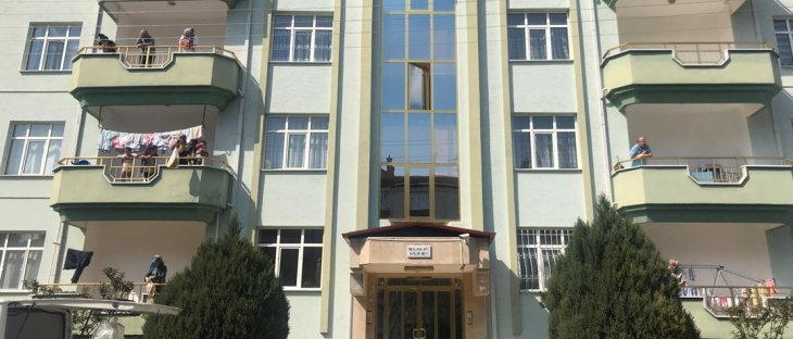 Konya'da eve kapananlar pencere ve balkondan sohbet etti