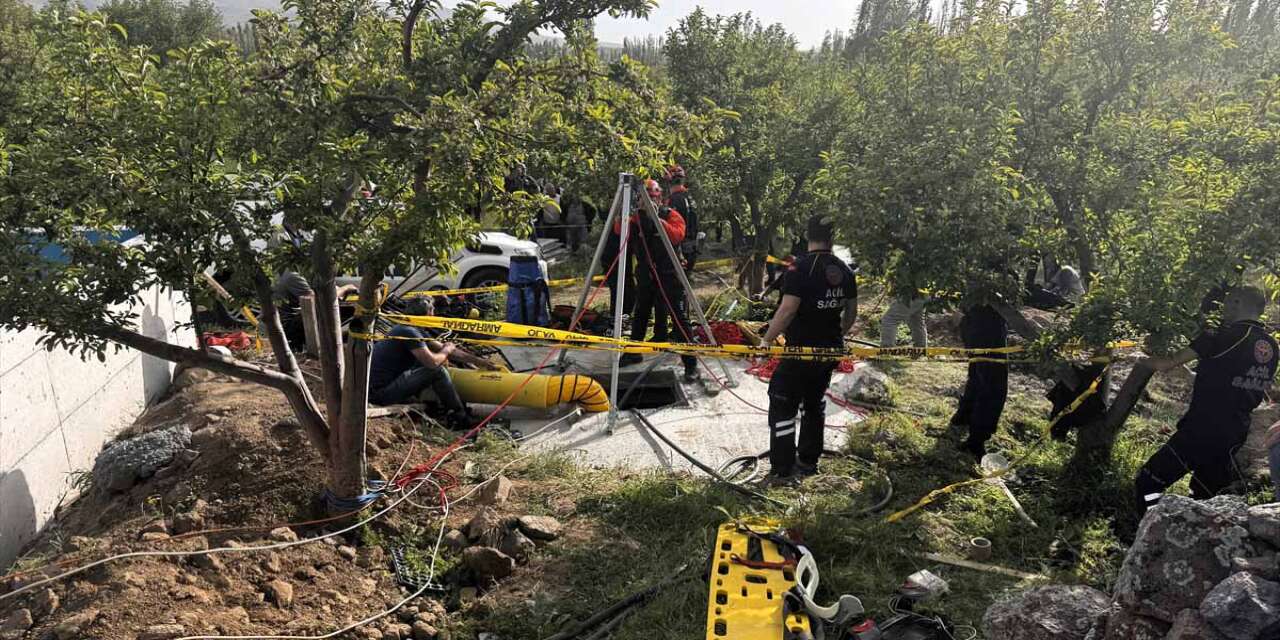 Aksaray’daki kuyu faciasında can veren 3 kişi yan yana toprağa verildi