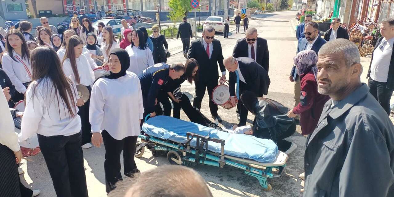 Konya’daki 19 Mayıs töreninde fenalaşan öğrenciye belediye başkanı müdahale etti