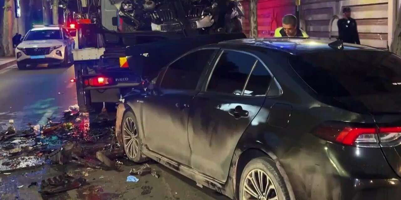 İki otomobil kafa kafaya çarpıştı! 1 ölü, 8 yaralı
