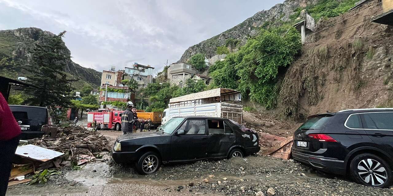 Aşırı yağış şehri felç etti! Müstakil ev çöktü, 1 ölü 2 yaralı var