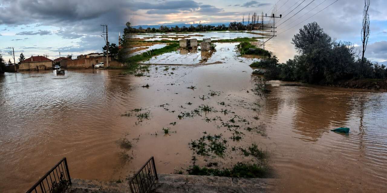 Konya’yı sağanak vurdu! Tarım arazileri de sular altında