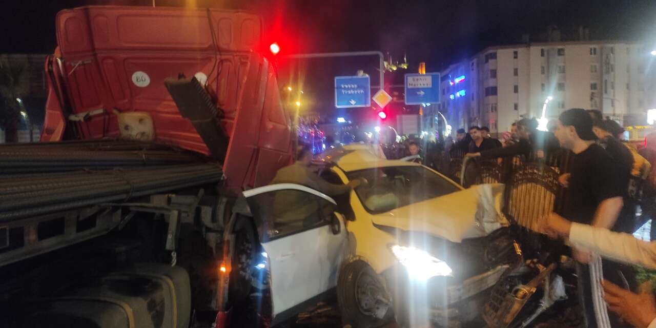 TIR ve otomobiller çarpıştı! 5 ölü, 6 yaralı var