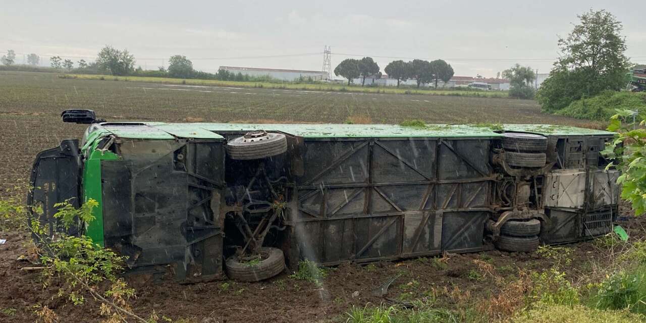 Otobüs devrildi, çok sayıda yaralı var