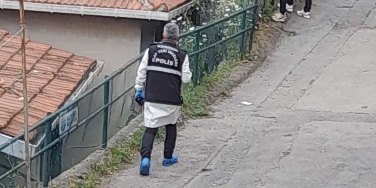 Evini boyarken çanta buldu, içinden cephanelik çıktı
