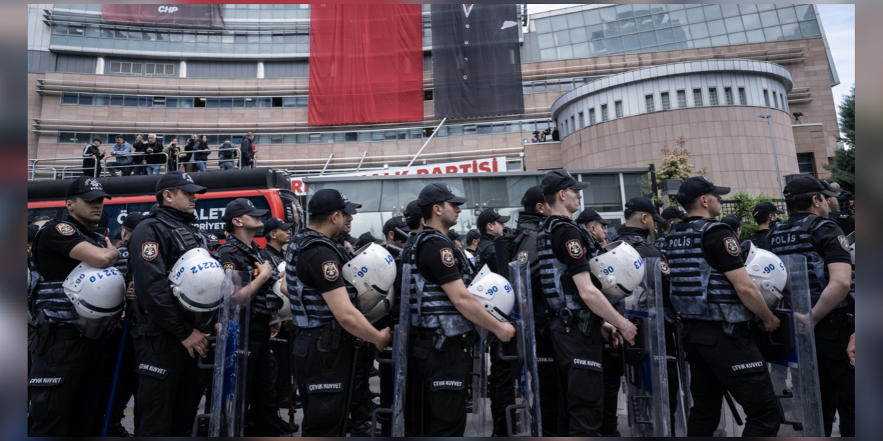 Cumhuriyet Halk Partisi binasında bulunan CHP'lilere müdahale başladı