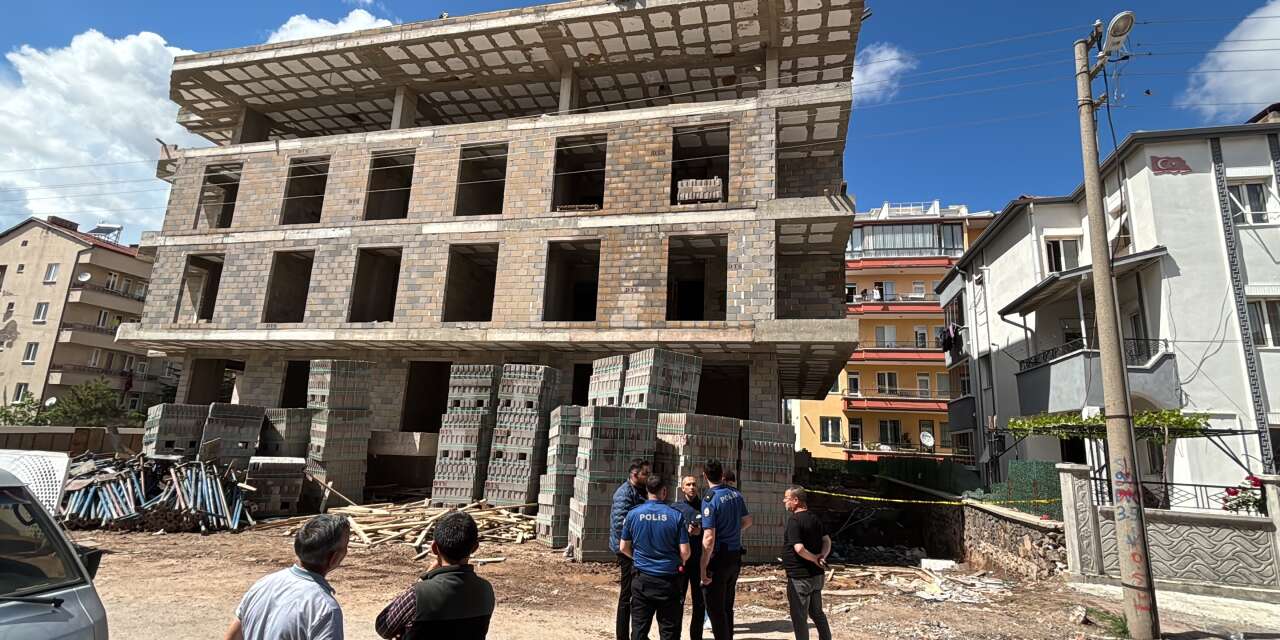 İnşaattan düşen işçinin sırtına demir saplandı! Durumu ağır