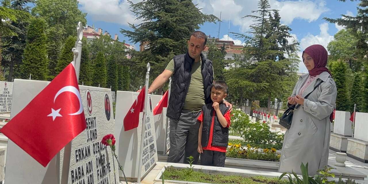 Konya Şehitliği’nde bayram öncesi hüzün ve dua buluştu
