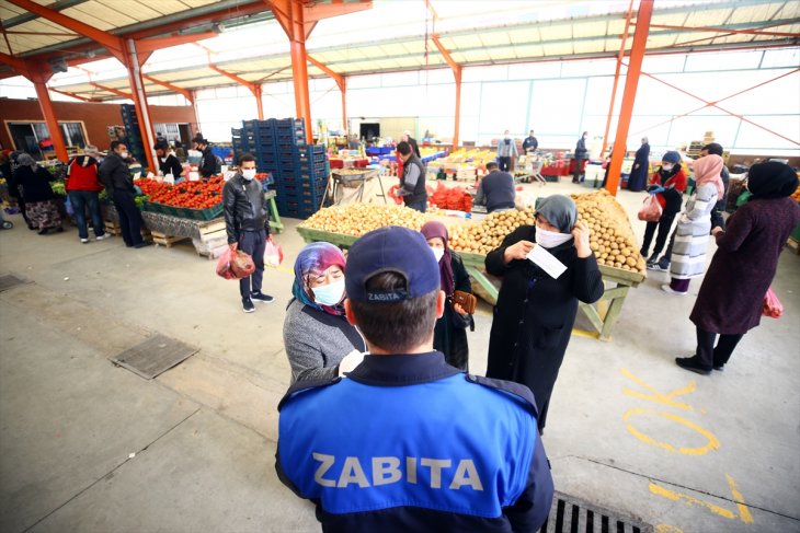 Konya'da pazar yerlerinde koronavirüs hassasiyeti! Vali Toprak'tan açıklama