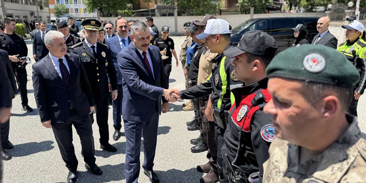 Bakan Çiftçi baba ocağı Konya’da! Emniyet ve jandarma personeliyle bayramlaştı