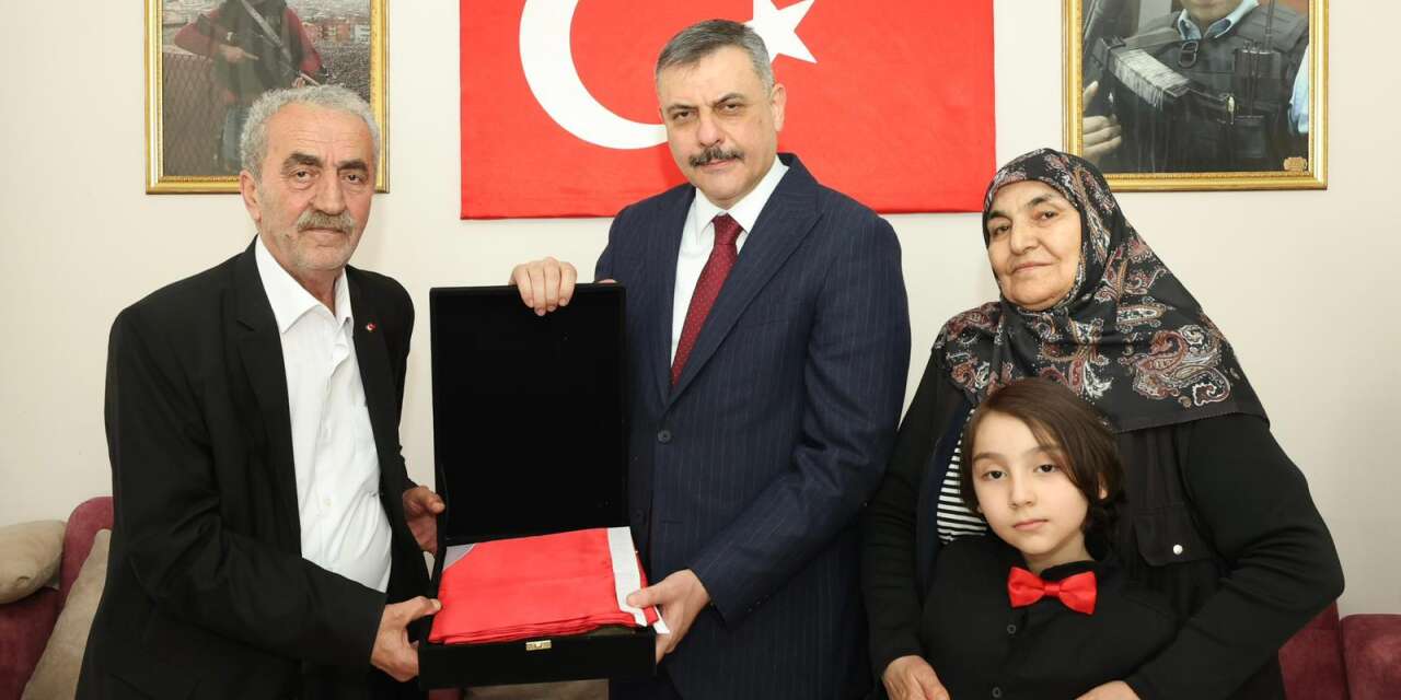 Bakan Çiftçi Konya’da şehit Ali Teke’nin ailesiyle bayramlaştı